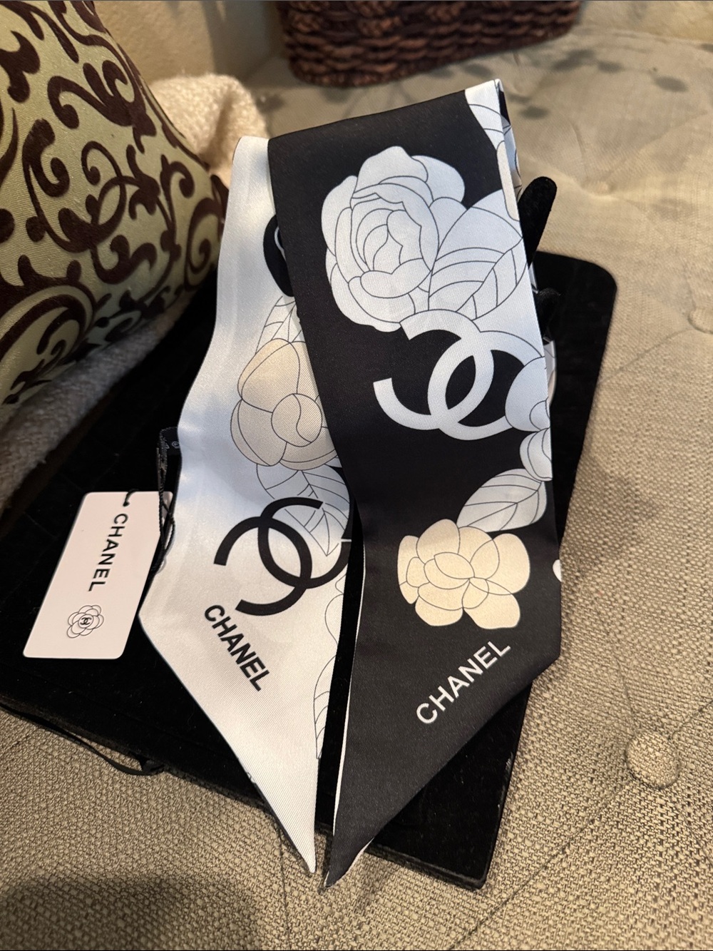 NEW Classic Black and White CC 100% Silk Twillie Scarf Tie